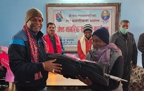 मेयर सरावगीद्धारा बृद्धबृद्धालाई कम्बल बितरण